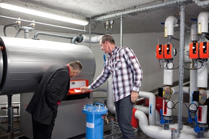 deux hommes contrôlent une installation thermique
