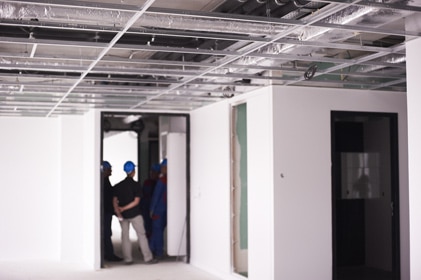Ouvriers visitant un immeuble en chantier
