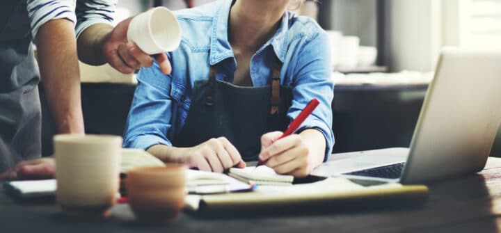 deux personnes discutent à un bureau