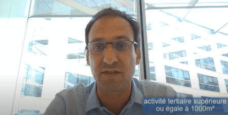 homme blanc à lunette parle en webconférence du décret eco énergie tertiaire