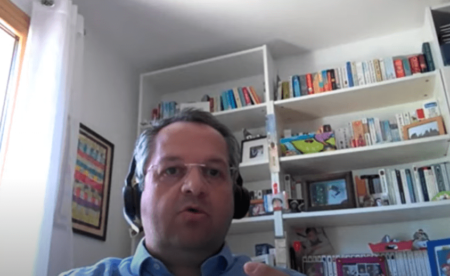 homme blanc en webconférence avec un micro parle d'énergie