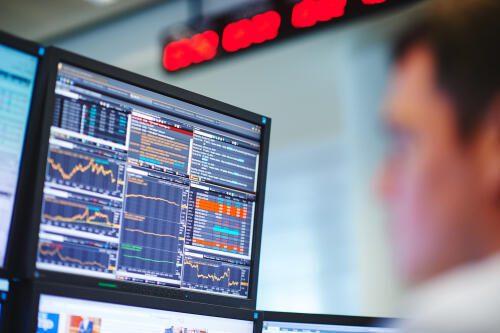 Marché de gros de l’électricité : comprendre les prix spot, à terme et les blocs